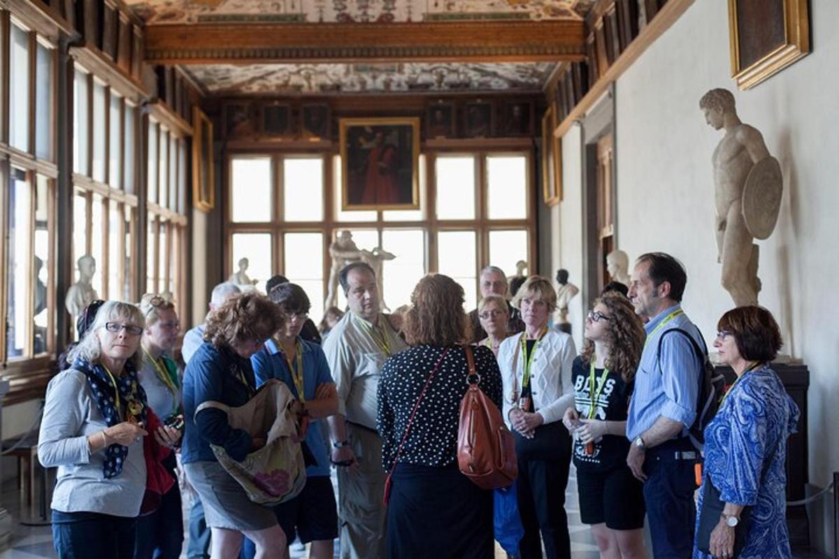 un gruppo di persone in piedi in una stanza di un museo
