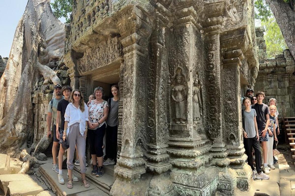 eine Gruppe von Menschen steht vor einem Tempel