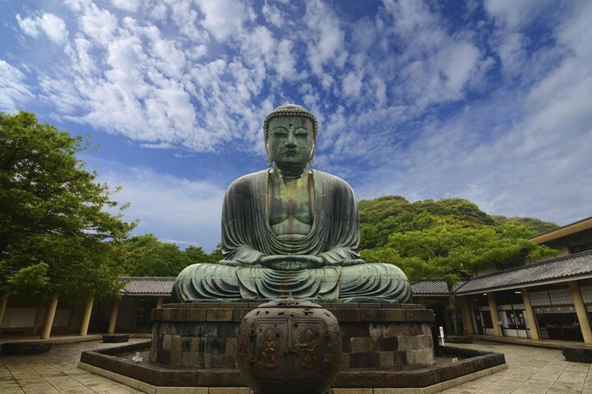 uma grande estátua de um homem sentado em aitating