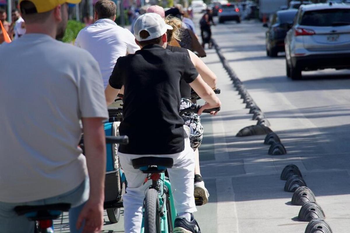 skupina lidí jedoucích na kolech po ulici