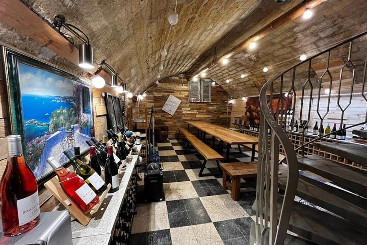 restaurace s kostkovanou podlahou a lahvemi vína