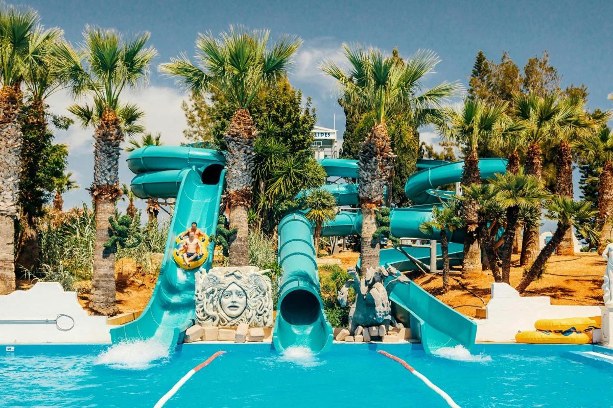 vodní skluzavka v resortu s palmami