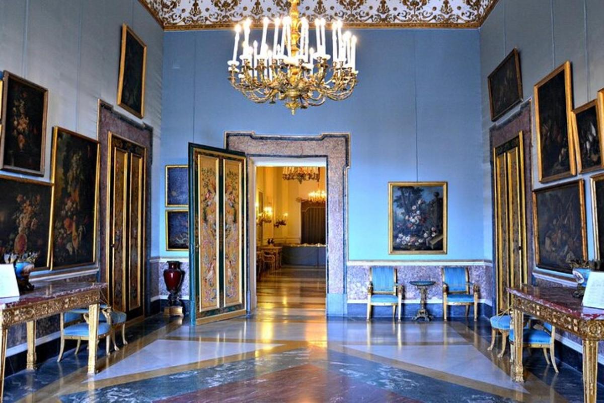 herbergi með bláum veggjum og ljósakrónu
