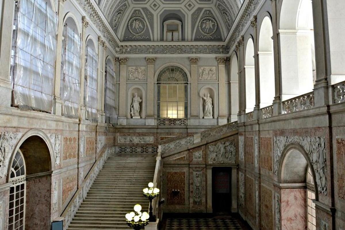 una scala in un edificio con una scala sidx sidx