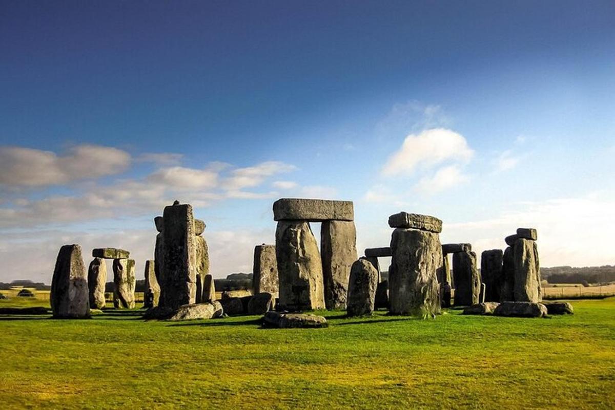 skupina kamenů Stonehenge na poli