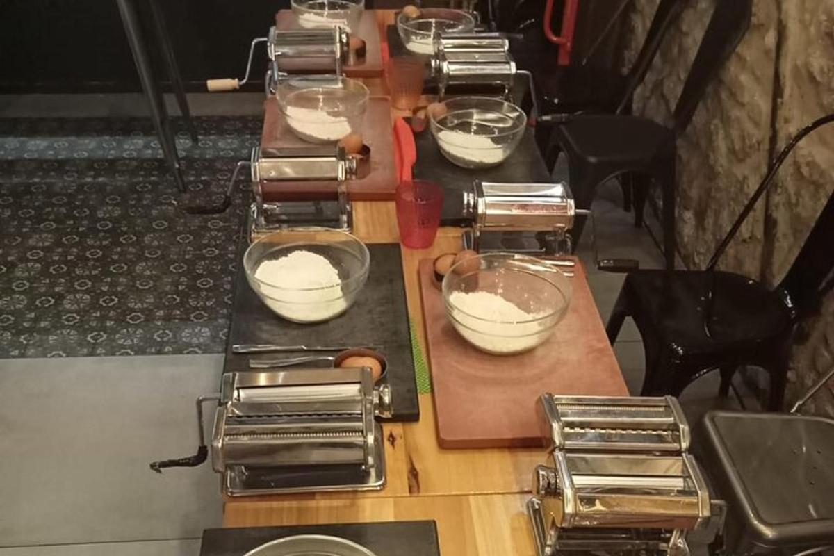 eine Reihe von Holztischen mit Schüsseln voller Essen
