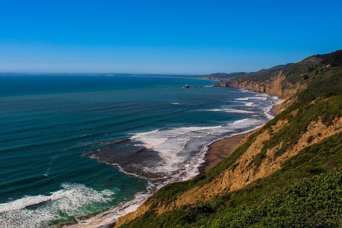 uma vista aérea do oceano de uma montanha