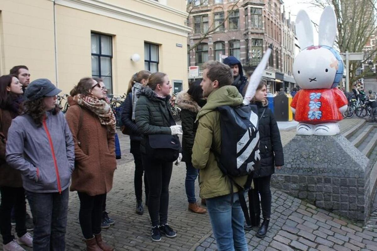 grupp inimesi, kes seisavad kuju kõrval