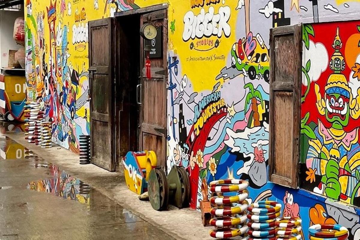 un edifici amb grafits al costat