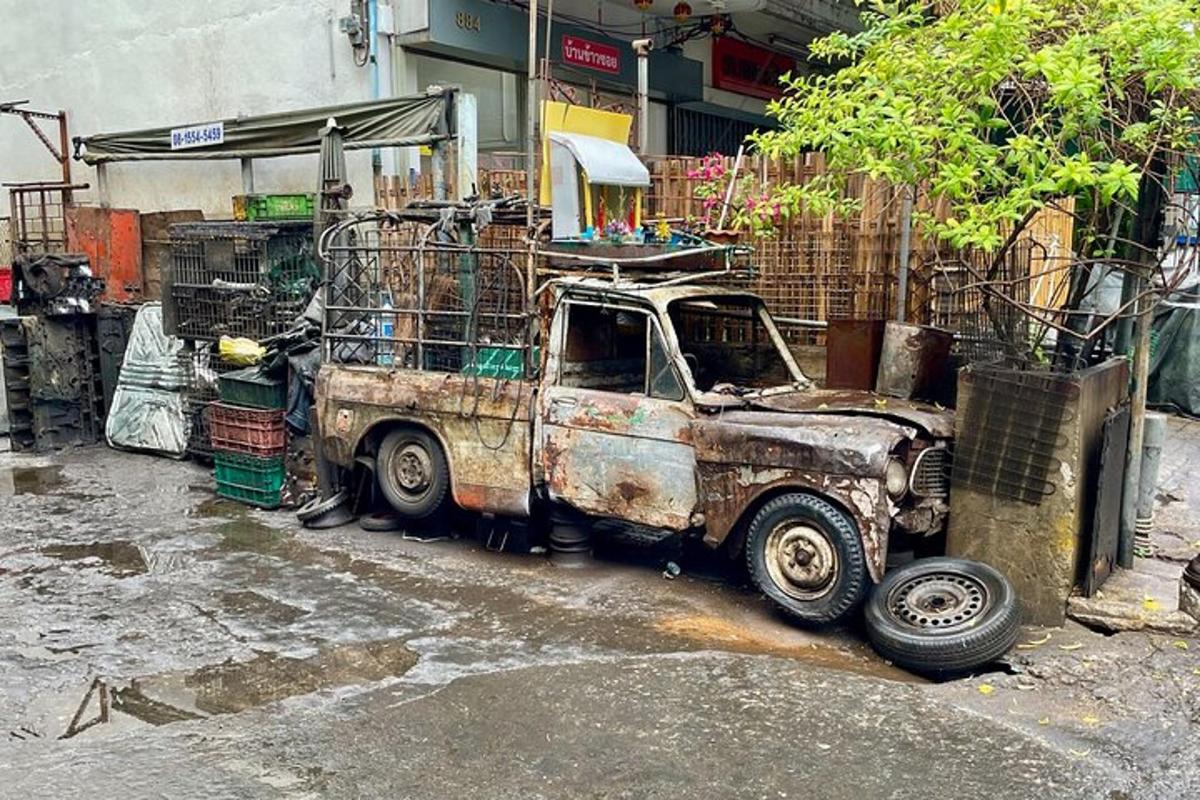 una vella camioneta rovellada aparcada al carrer