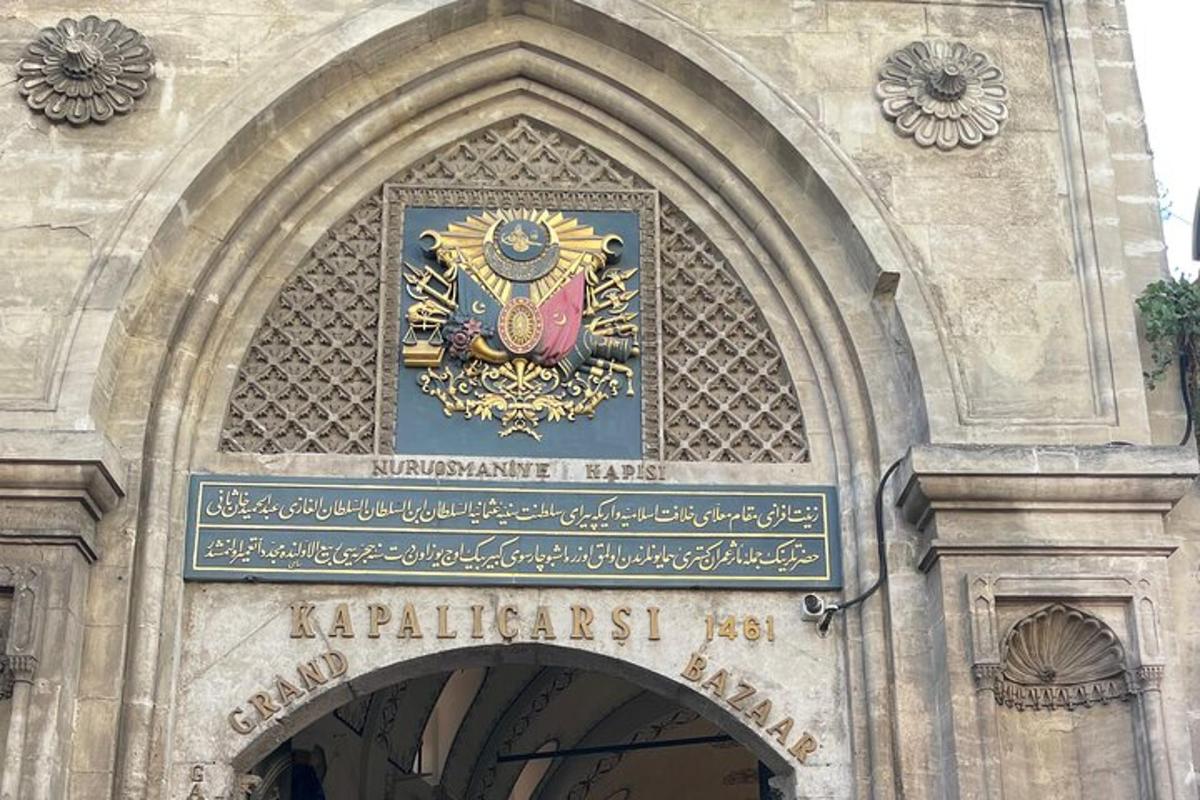 vhod v stavbo z napisom na njem
