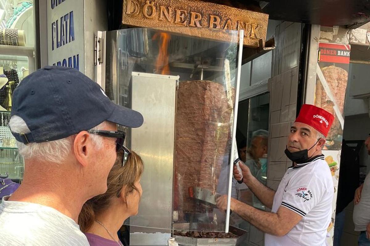 moški kuha hrano v tovornjaku s hrano