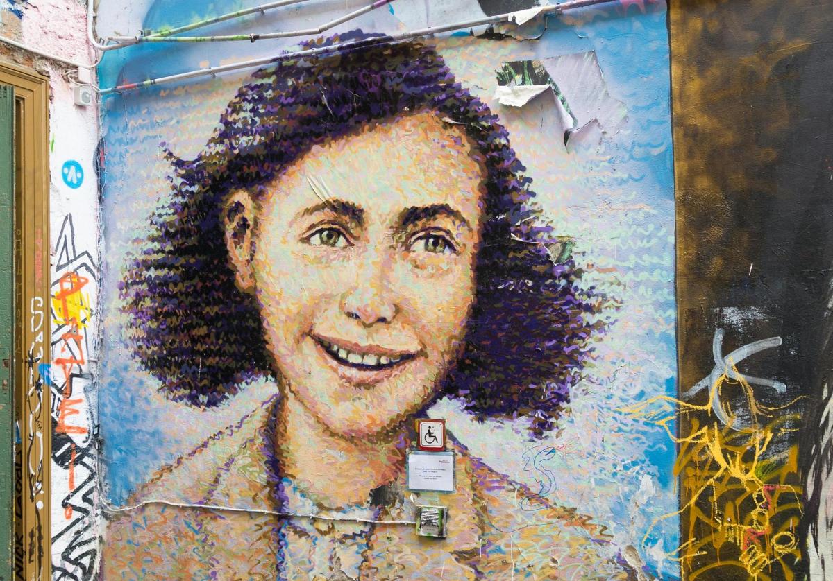 uma pintura de um homem com cabelo cacheado na parede