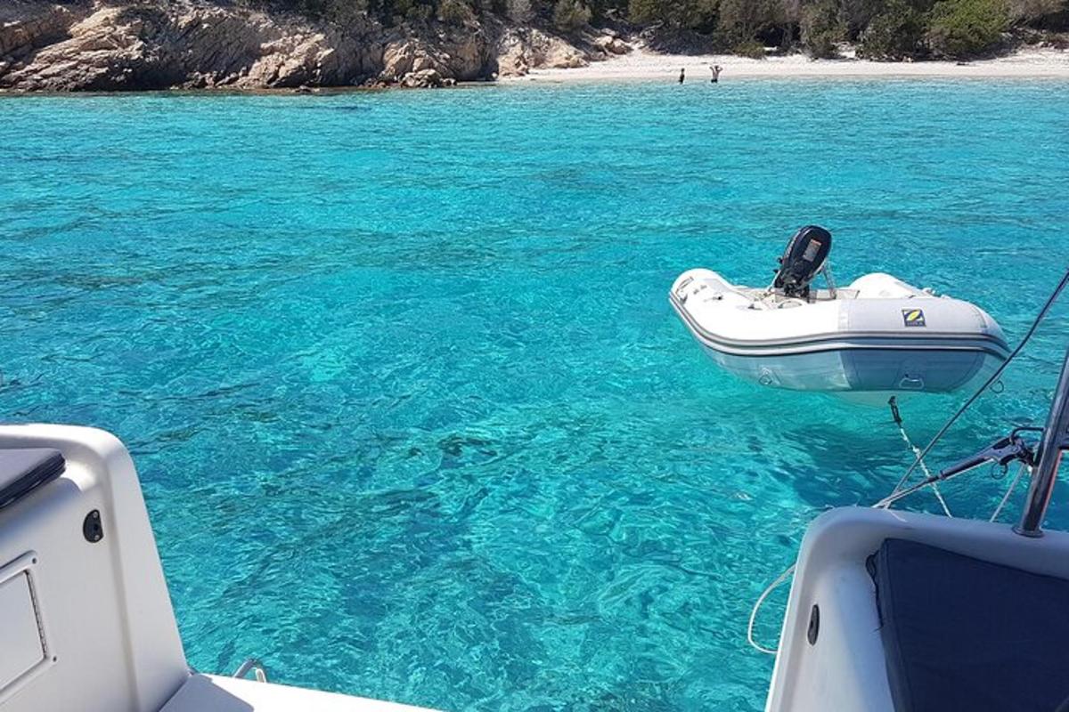 ein Boot im Wasser neben einem Strand