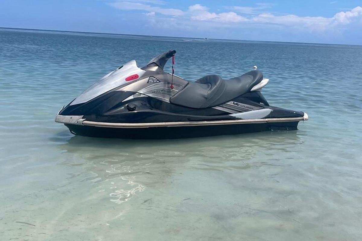 una barca de motor asseguda a l'aigua a l'oceà
