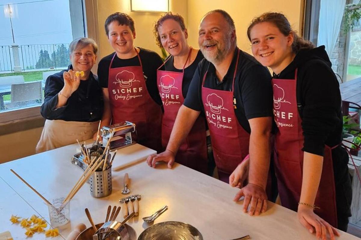 un gruppo di persone in cucina che posano per una foto