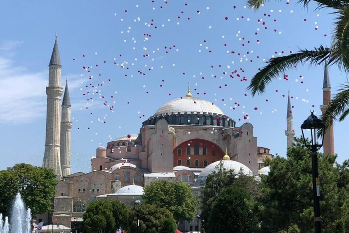 un grande edificio con due moschee e palloncini nel cielo