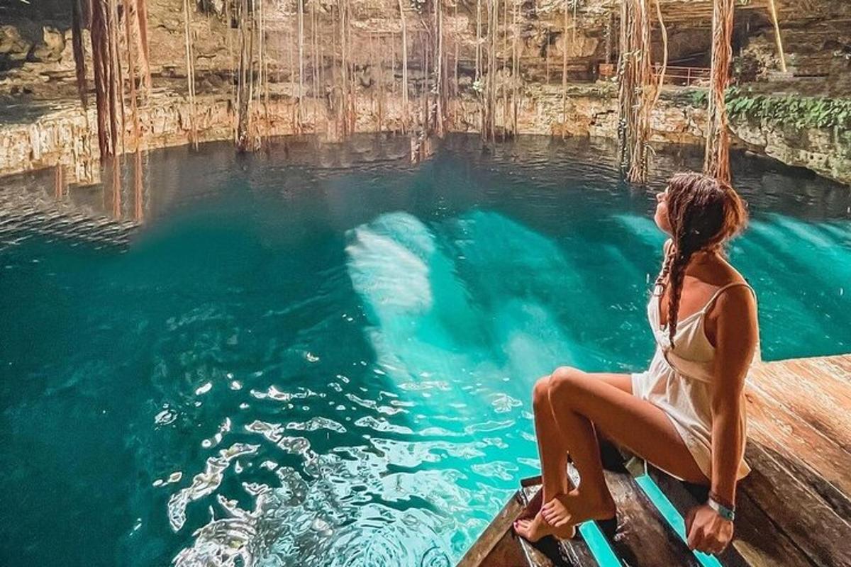 eine Frau, die auf einem Floß im Wasser sitzt
