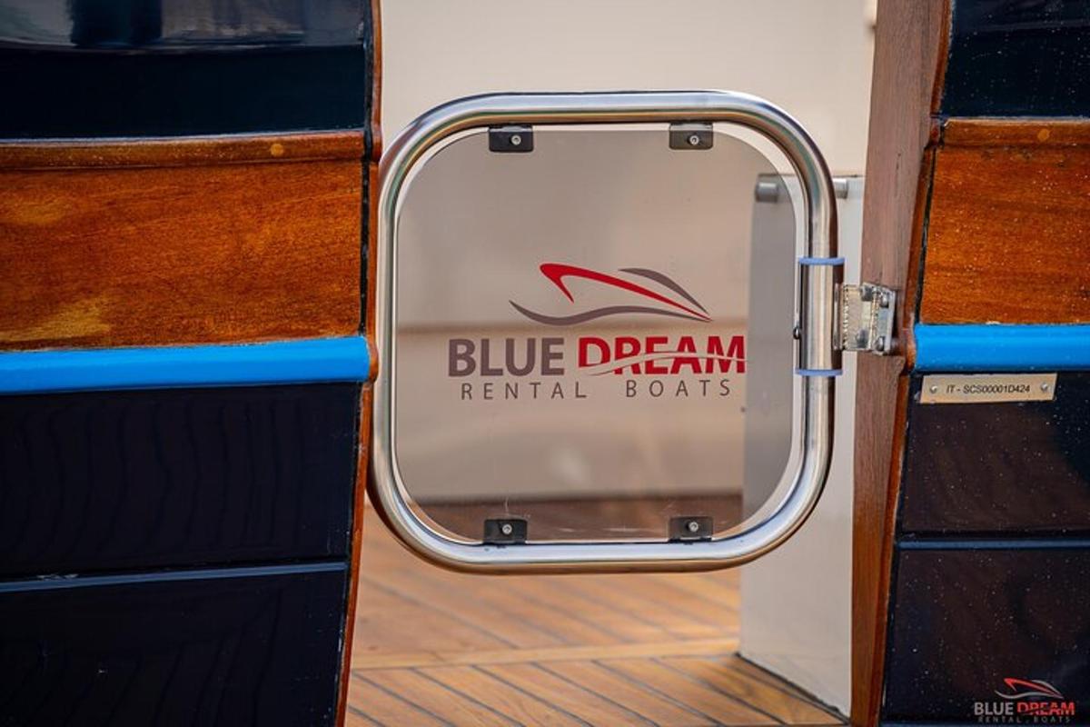 una porta con un cartello che recita "Noleggio barche Blue Dragon"