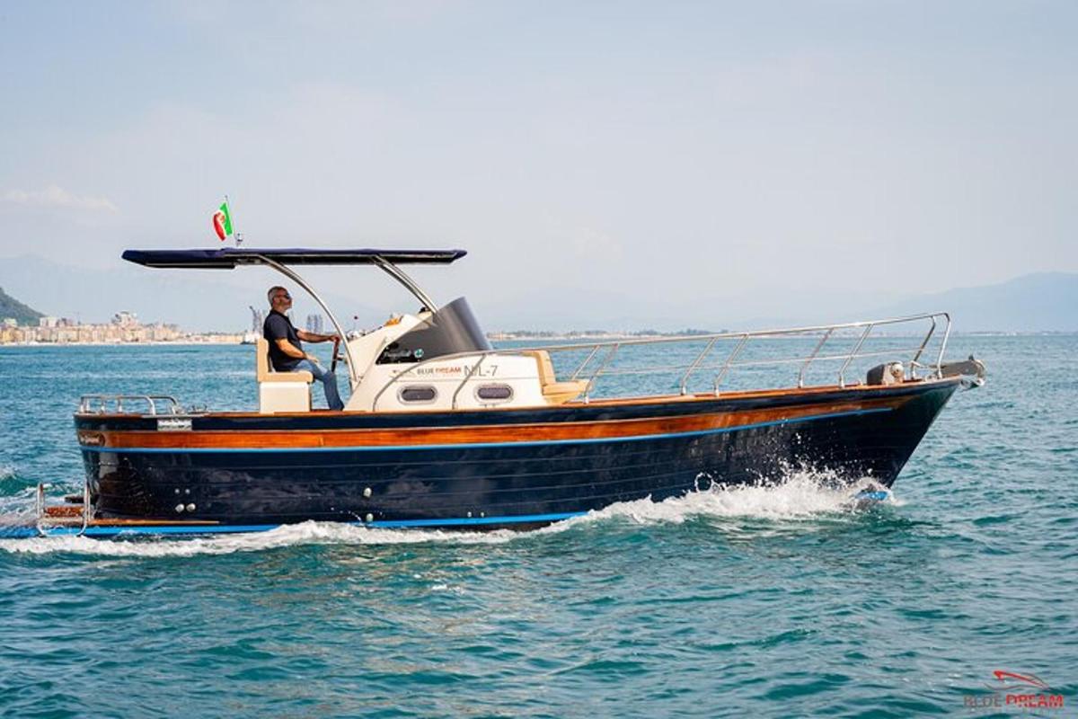 un hombre en un barco en el agua