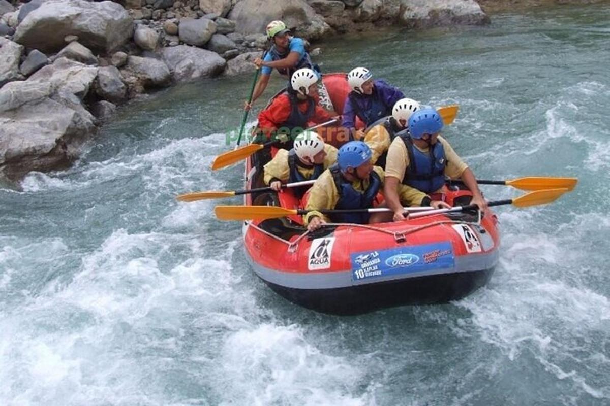 un gruppo di persone su una zattera in un fiume
