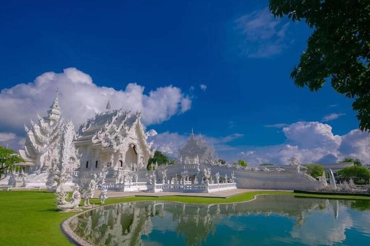 sebuah tokong putih dengan kolam di hadapannya