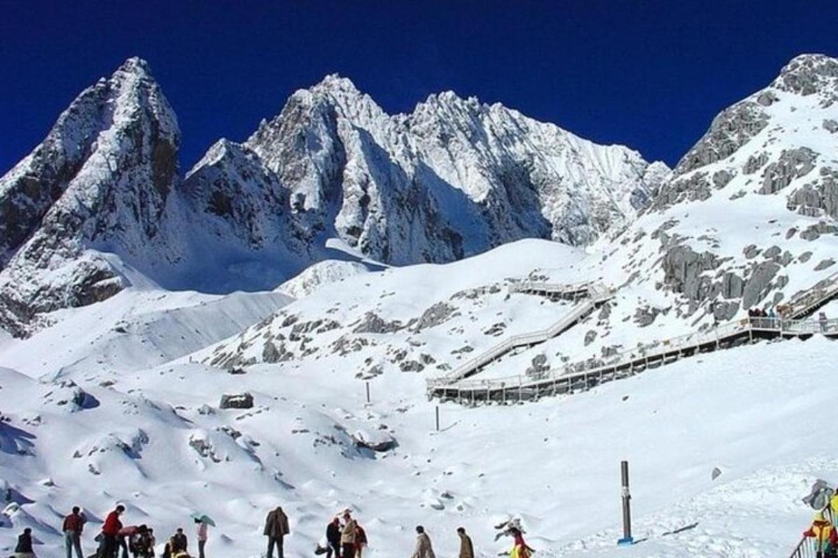 un gruppo di persone che sciano su una montagna innevata
