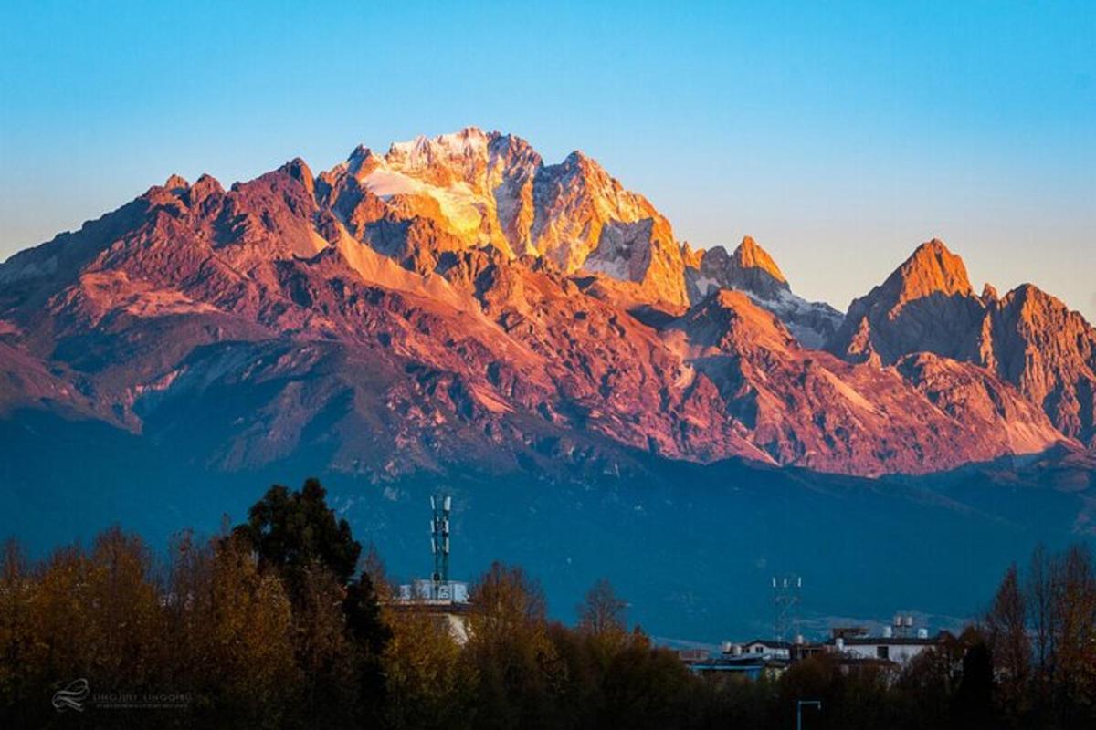 una catena montuosa su cui splende il sole