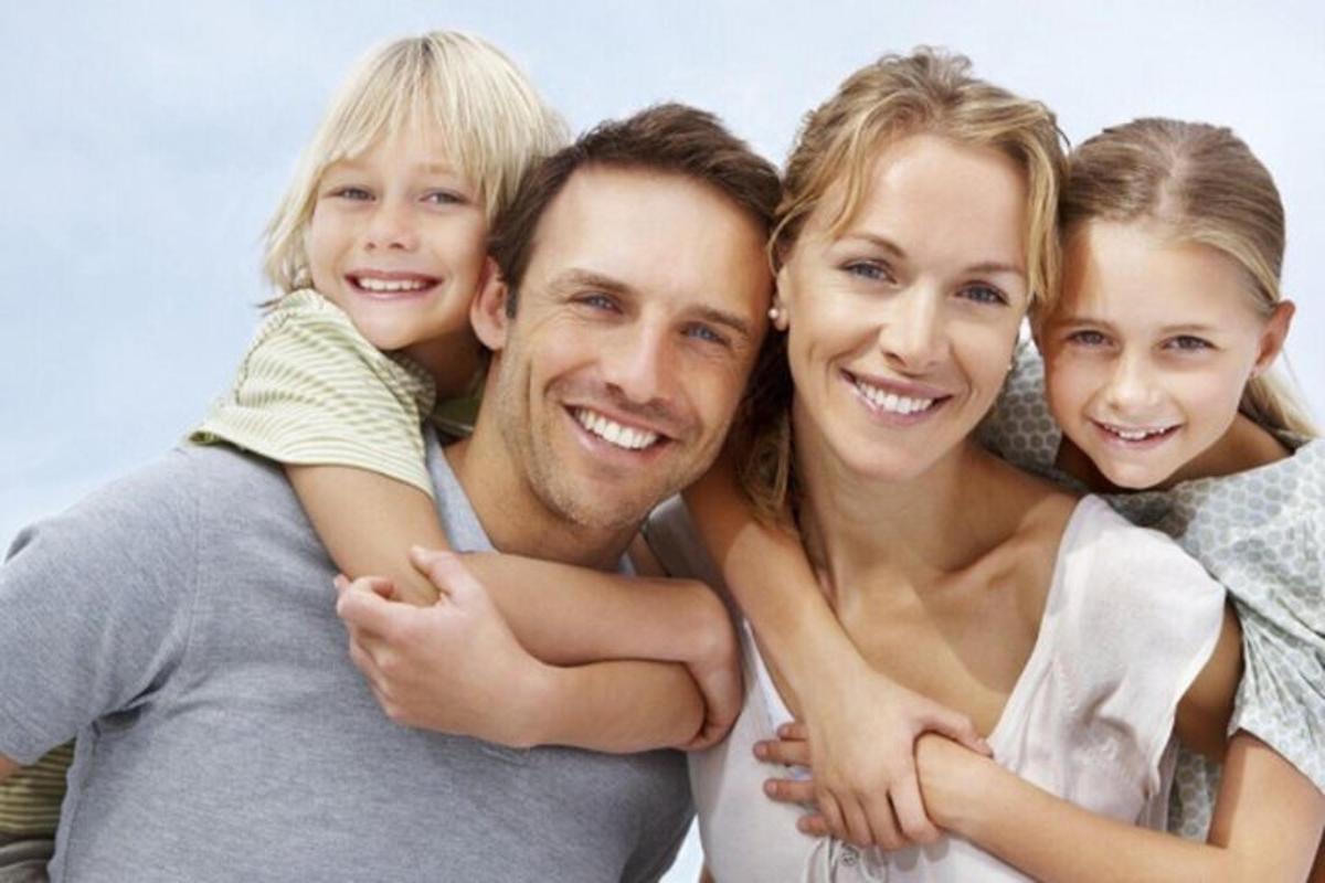 um retrato de uma família posando para uma foto