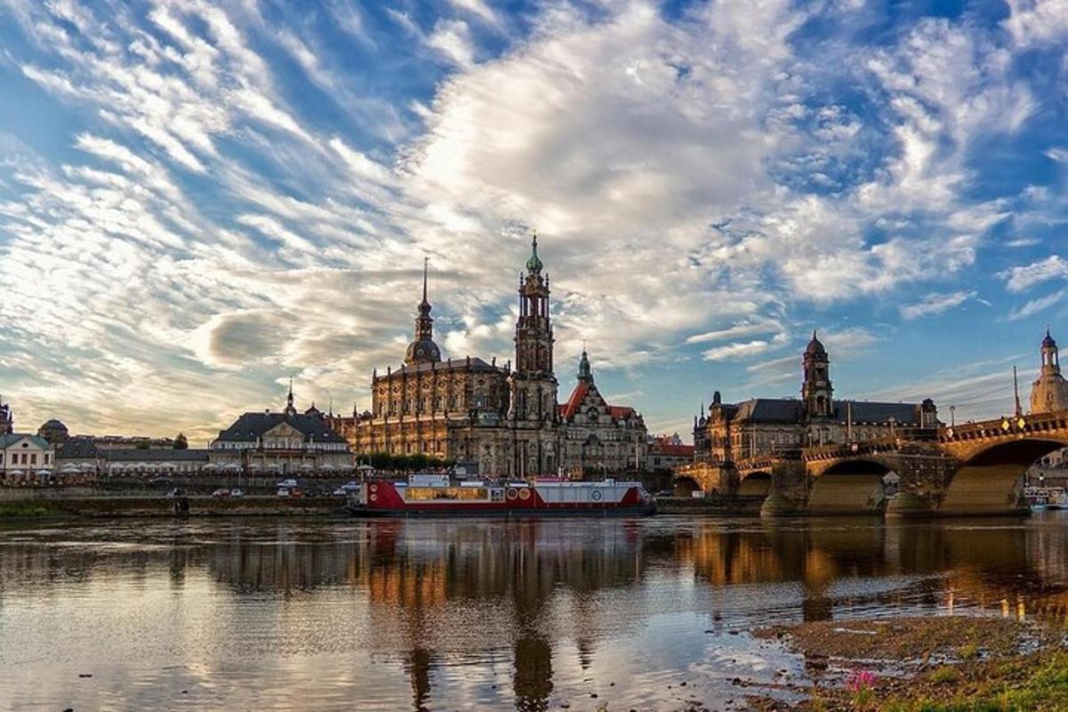 uma cidade com uma ponte e um edifício com uma torre do relógio