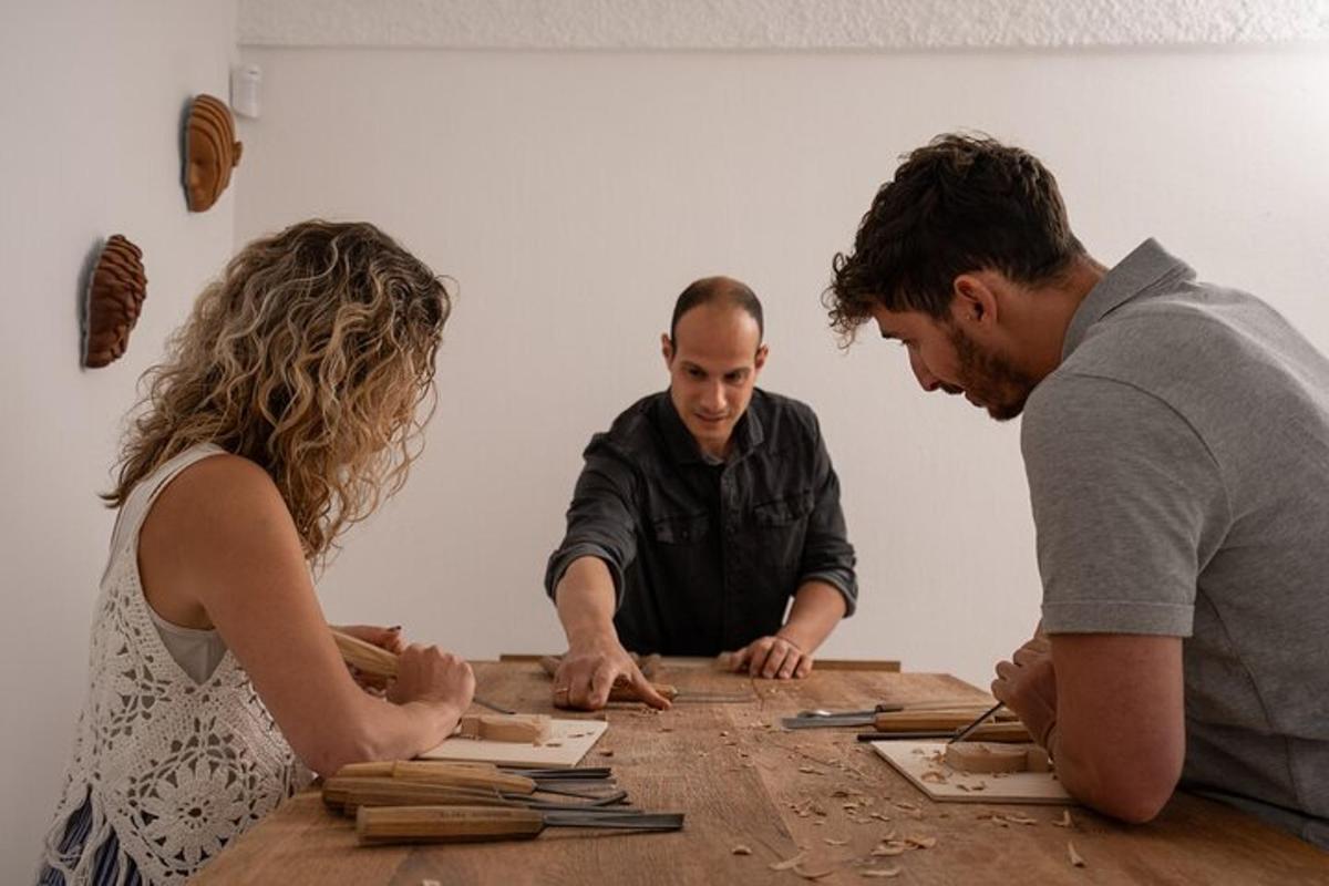 un groupe de trois personnes debout autour d'une table