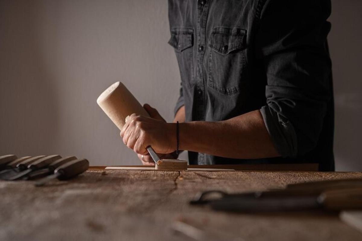 un homme tient un livre sur une table