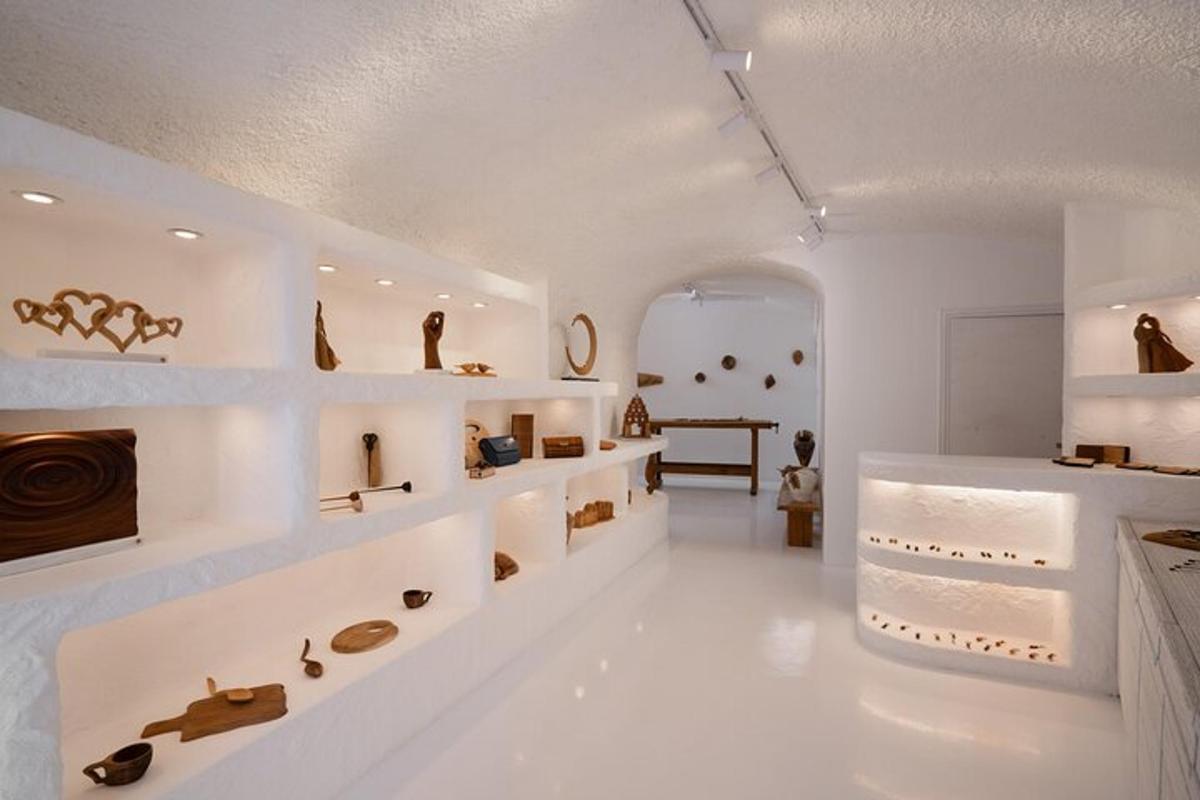 une pièce blanche avec beaucoup de chaussures sur des étagères