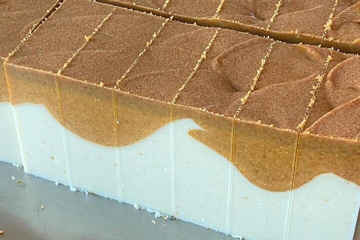 detailný záber na tortu s čokoládovou polevou