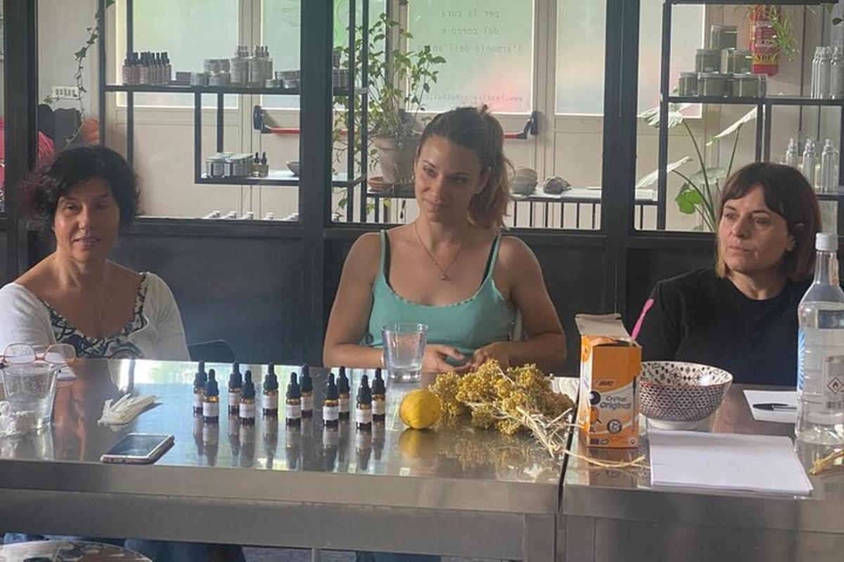 レストランのテーブルに座っている3人の女性
