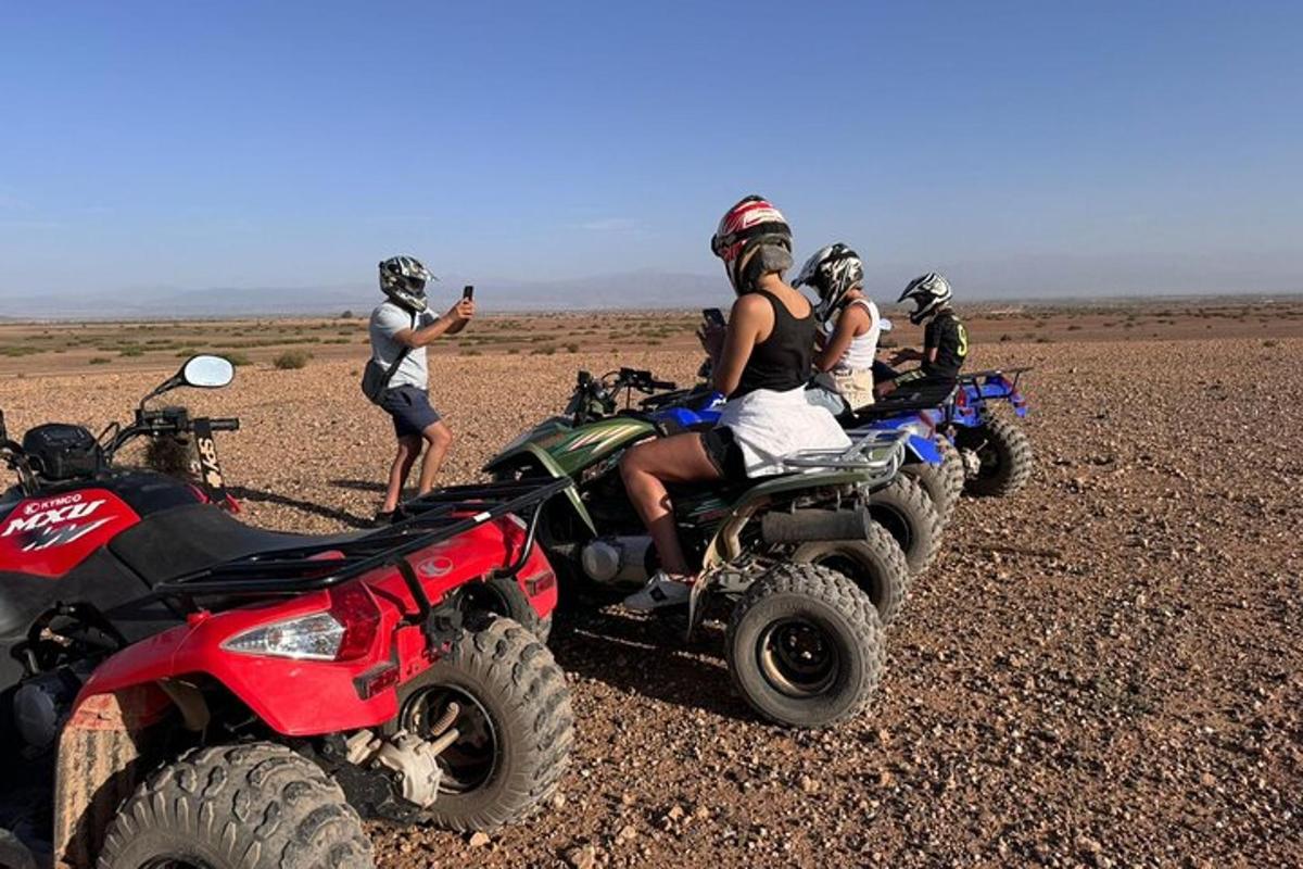 Μια ομάδα ανθρώπων που οδηγούν ATV στην έρημο
