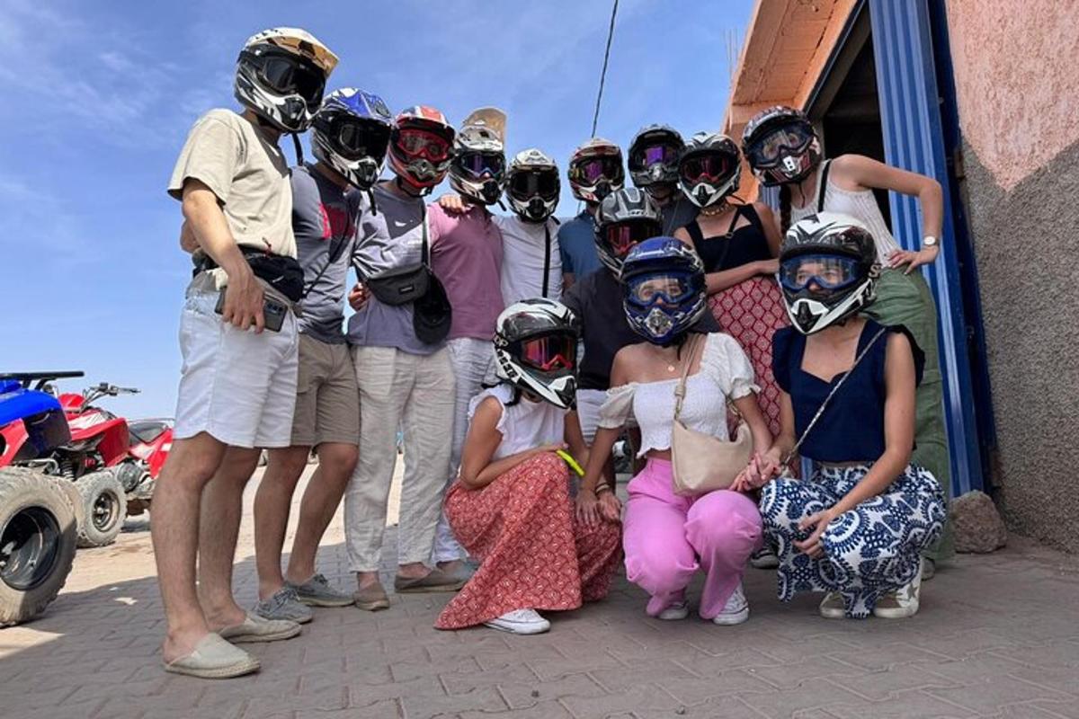 skupina lidí v maskách pózujících pro fotografii