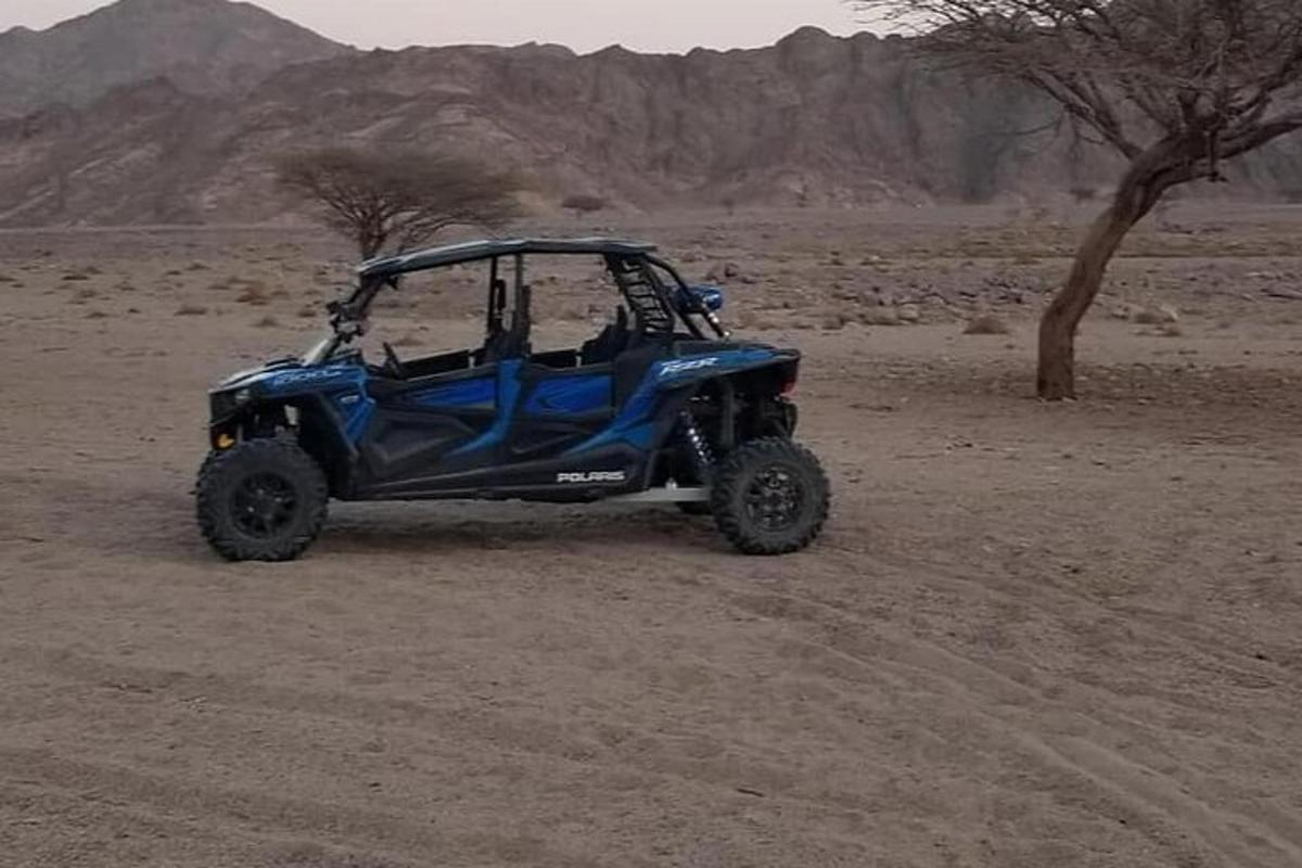 una jeep blu parcheggiata nel deserto