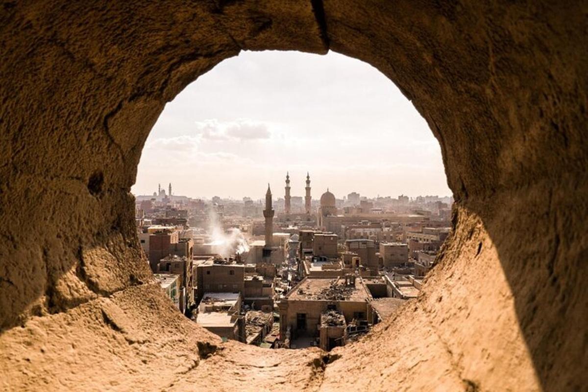 bir pencereden görülen şehir manzarası