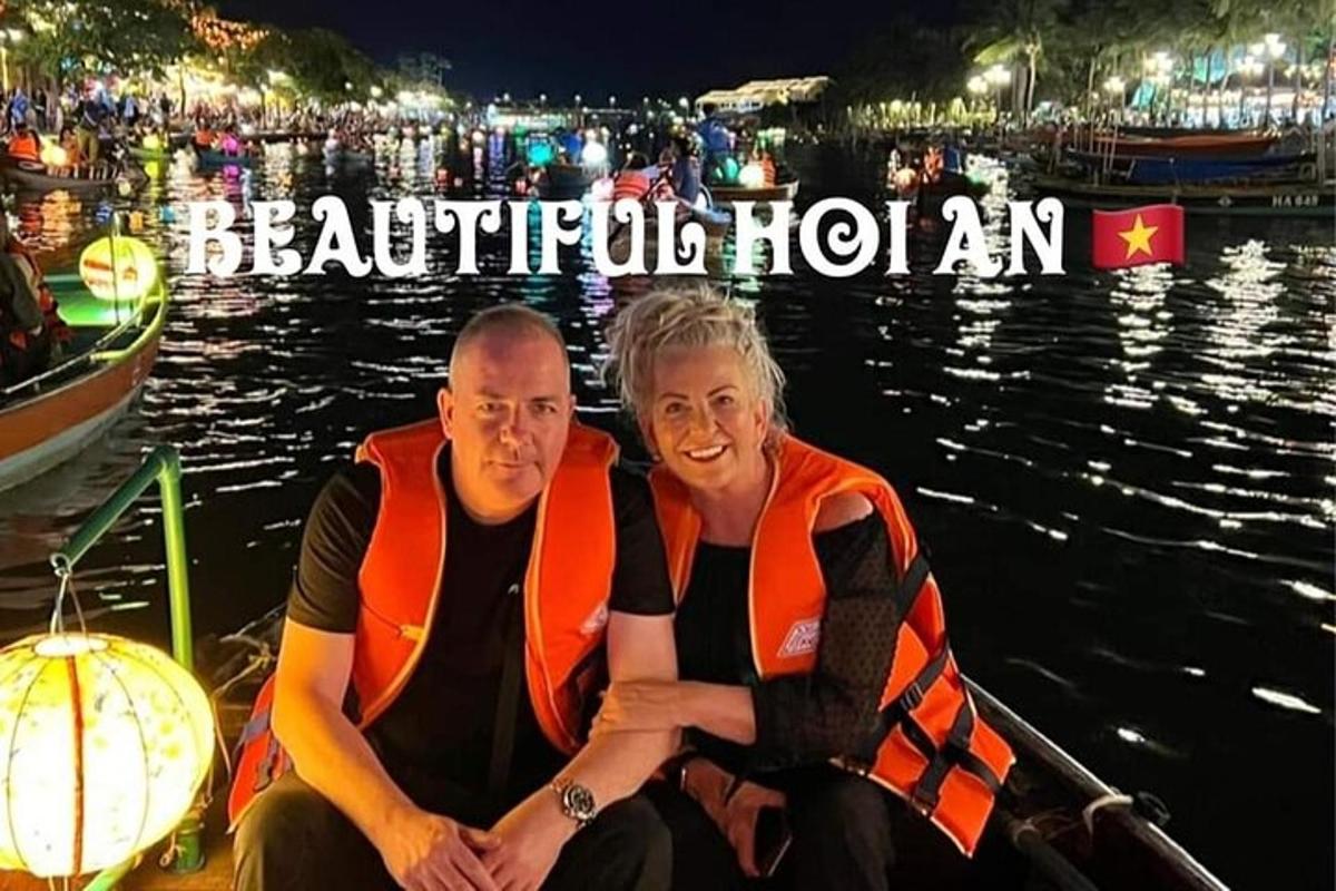 um homem e uma mulher sentados em um barco na água