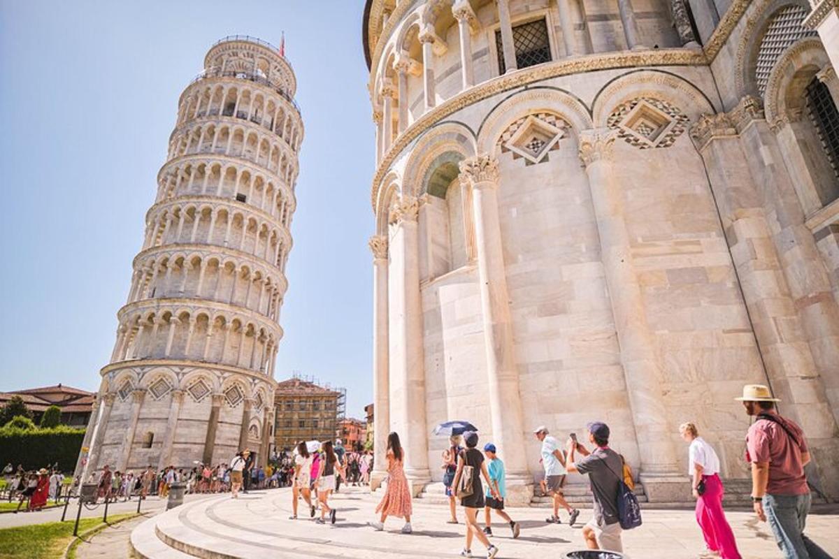 inimesed jalutavad Pisa kaldtorni ümber