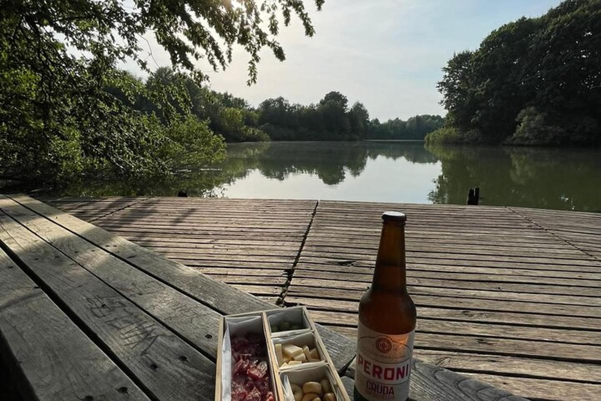 Egy üveg sör és egy doboz étel a mólón