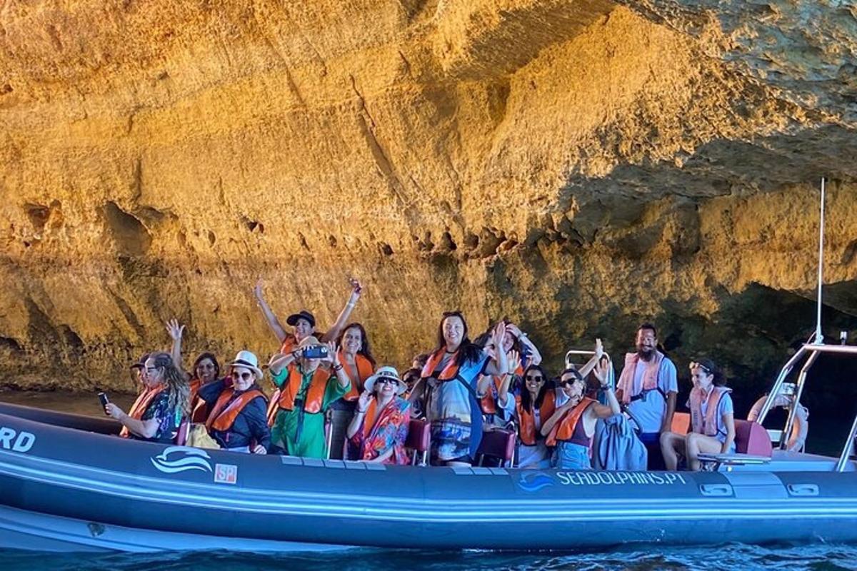 isang grupo ng mga tao sa isang bangka sa tubig