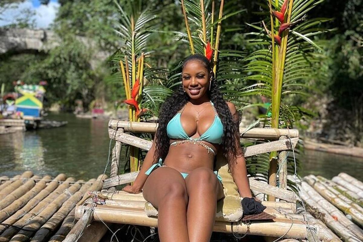 một người phụ nữ mặc bộ bikini màu xanh đang ngồi trên thuyền
