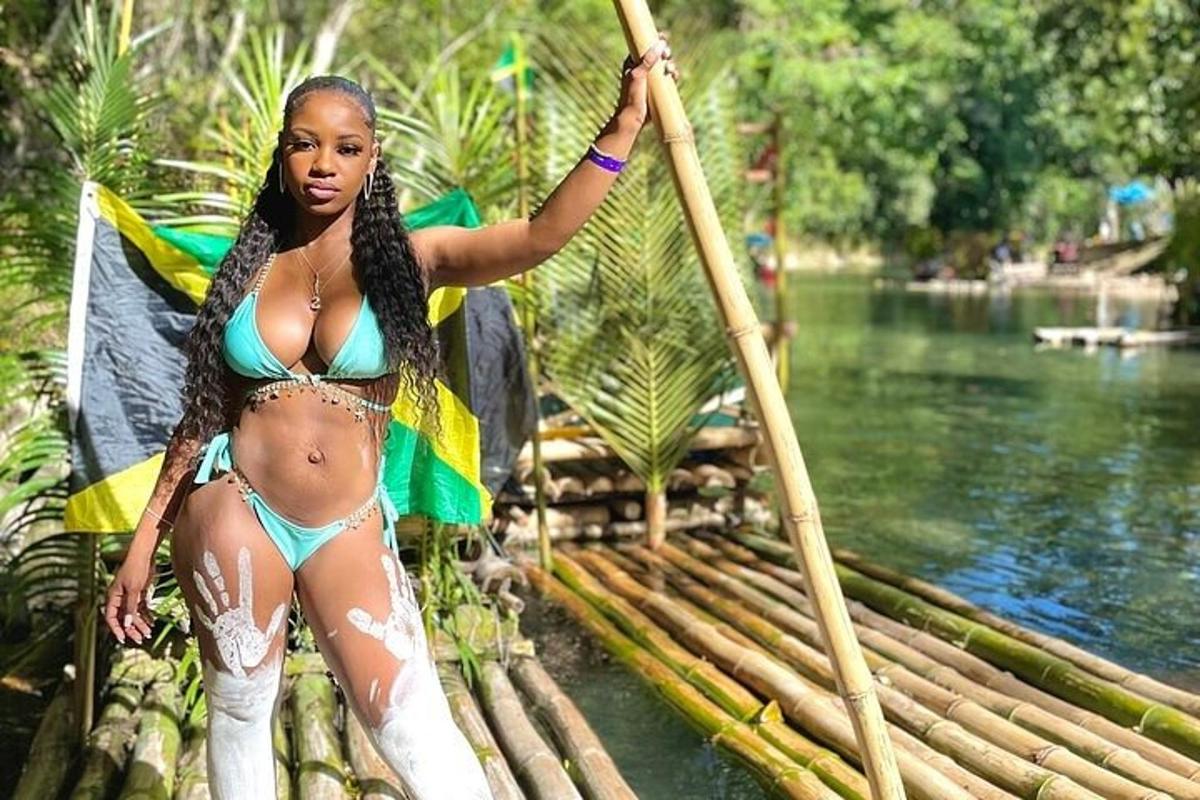 una donna in bikini in piedi su una barca