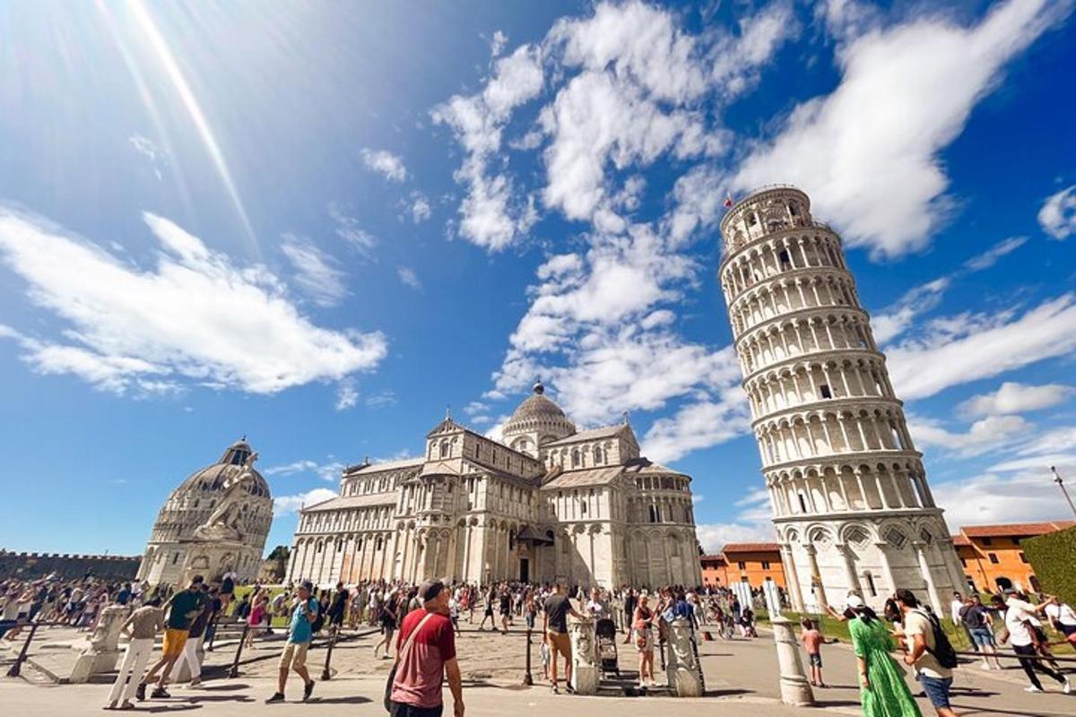 một nhóm người đứng xung quanh tháp nghiêng pisa