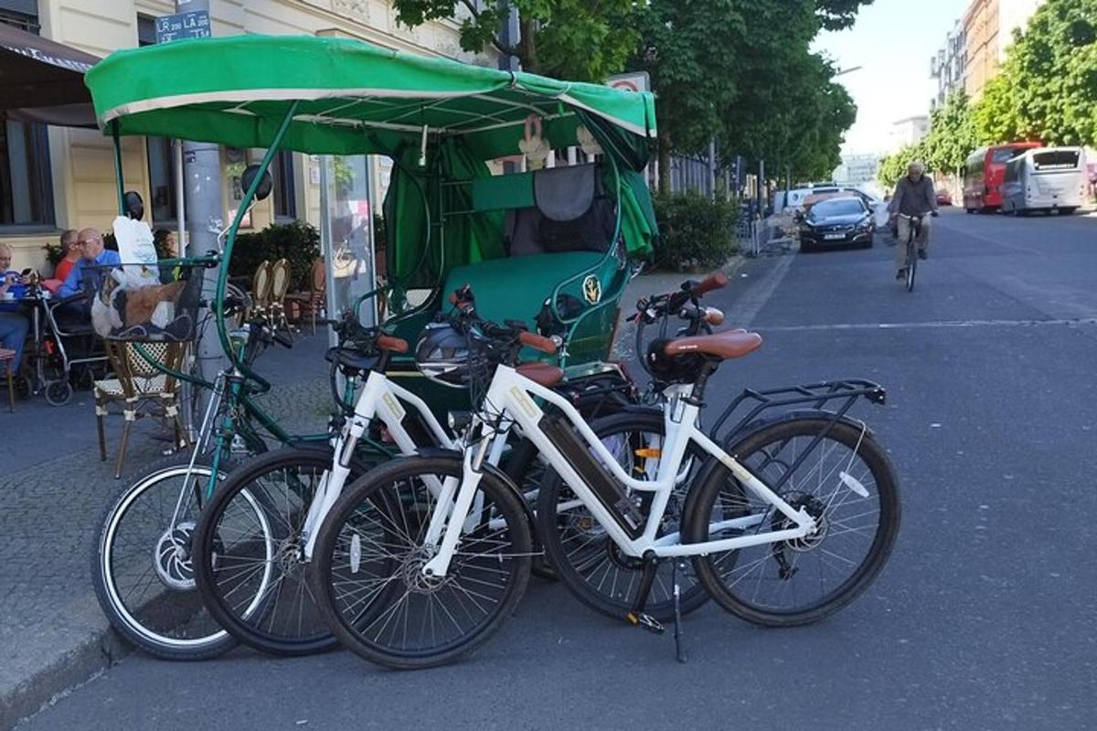 μια ομάδα ποδηλάτων παρκαρισμένων δίπλα σε ένα καρότσι τροφίμων