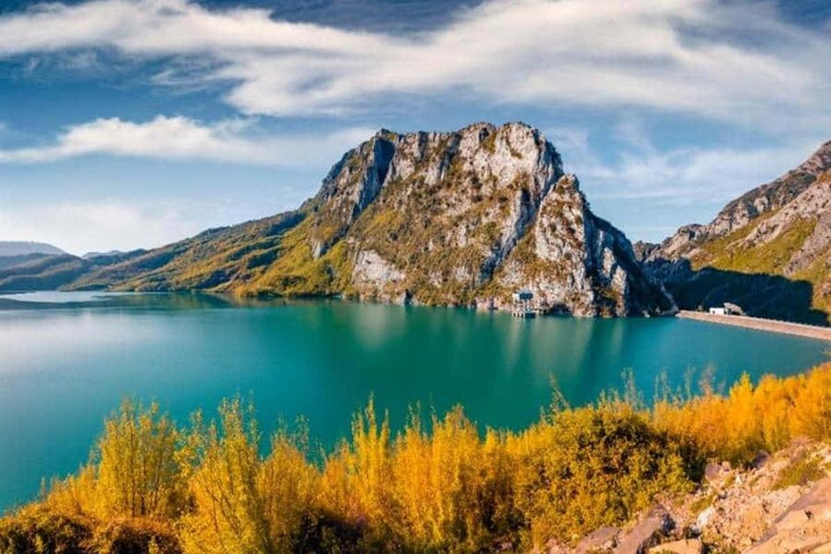 una vista di un lago con una montagna