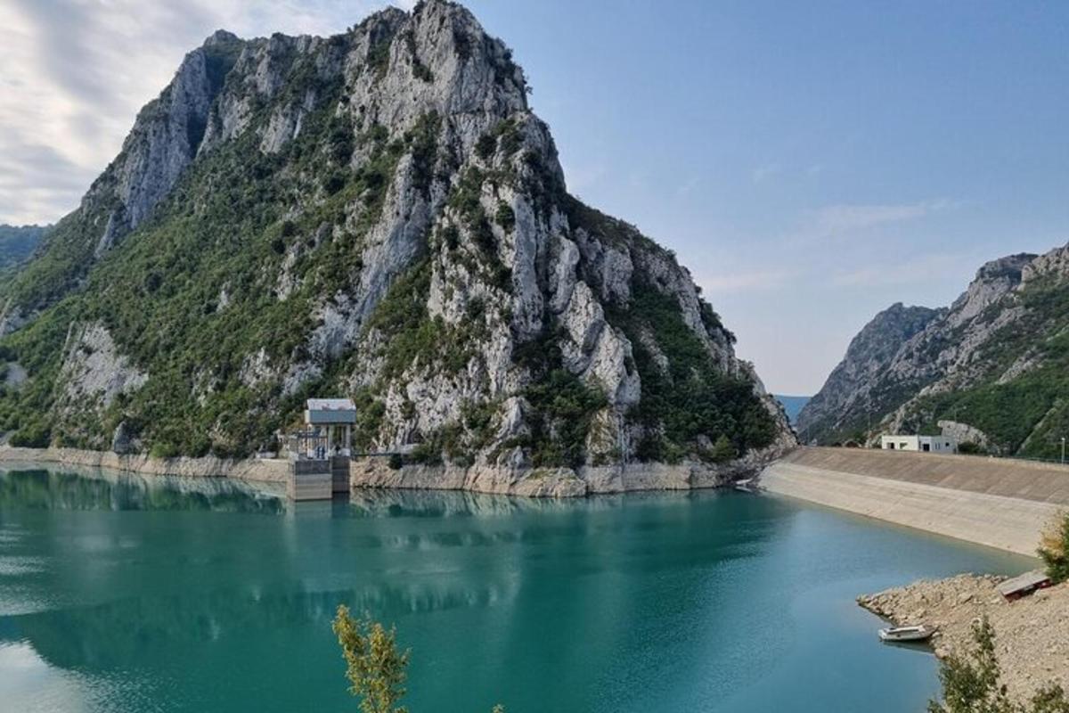 una montagna accanto a un grande specchio d'acqua