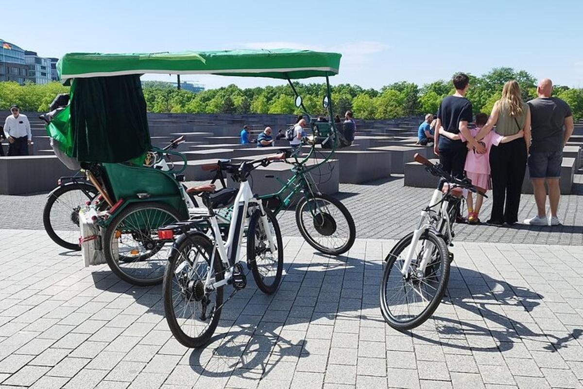 um grupo de bicicletas estacionadas ao lado de um carrinho verde